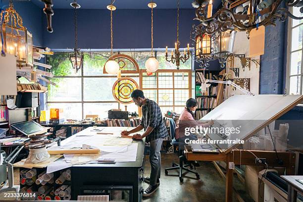 inquadratura panoramica di un team di architetti che lavorano in studio su un progetto di ristrutturazione della casa - studio di design foto e immagini stock