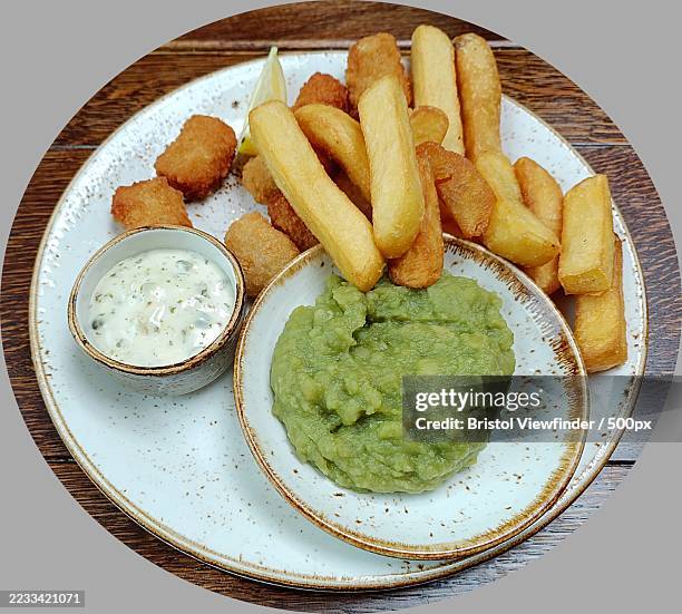 traditional british fish and chips with mushy peas and tartar sauce - tartar sauce stock pictures, royalty-free photos & images