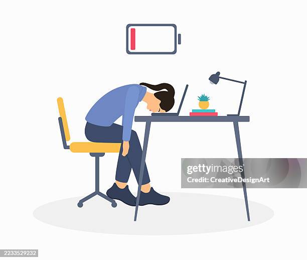 illustrazioni stock, clip art, cartoni animati e icone di tendenza di impiegata esausta seduta alla sua scrivania con la testa bassa sul laptop e un simbolo di batteria scarica sopra di lei. stress sul posto di lavoro, orari di lavoro lunghi e sindrome da burnout - debolezza