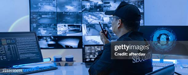 garde d’homme de sécurité, travaillant dans la salle de contrôle par moniteur de vidéosurveillance pour la protection, le centre de données ou la sécurité du bâtiment. inspection, agence de vidéosurveillance et salle de contrôle avec images, vi - agent de sécurité photos et images de collection