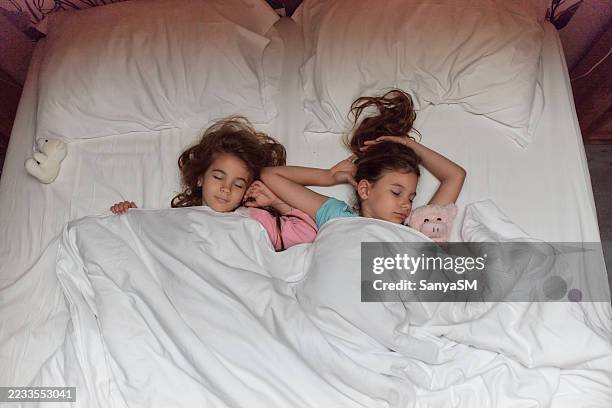 belle ragazze che dormono insieme - innocenza foto e immagini stock