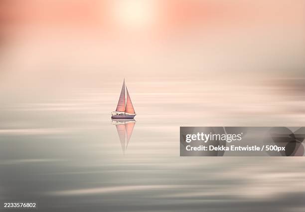 sailboat reflecting on calm sea at sunset,sunshine coast,australia - flouté photos et images de collection