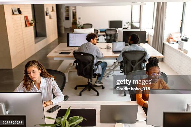 grupo de programadores trabajando en su pc de escritorio en la oficina. - espacio de trabajo virtual compartido fotografías e imágenes de stock