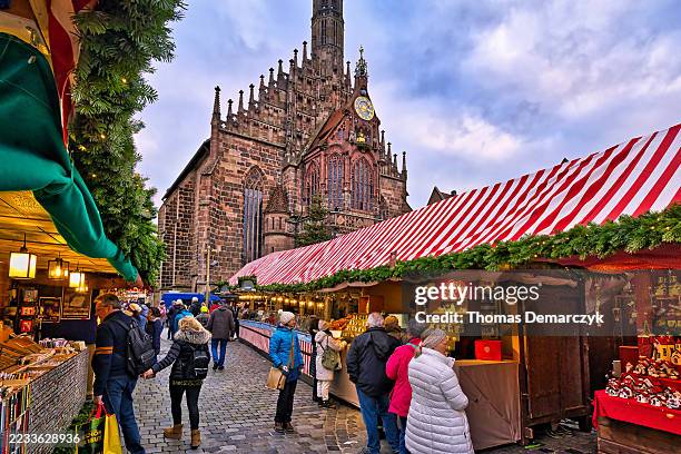 nürnberg, henkerbrücke - mittelaltermarkt stock-fotos und bilder