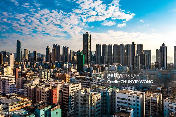 la ligne d’horizon de hong kong montrant des bâtiments colorés et des gratte-ciel - ligne dhorizon au dessus de la terre photos et images de collection