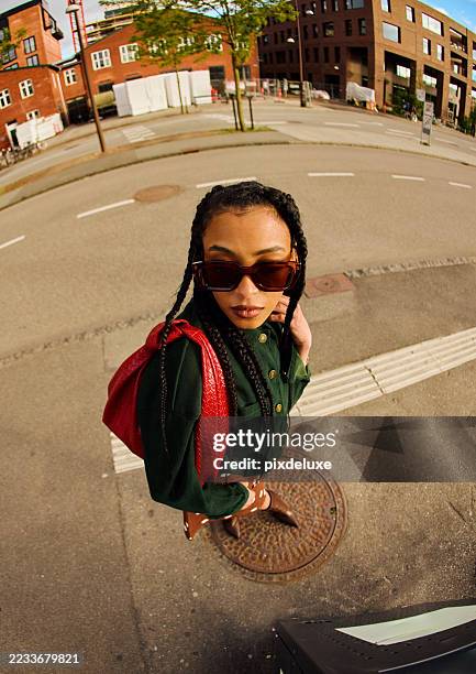 fashionable young woman walking in city street - mode stockfoto's en -beelden