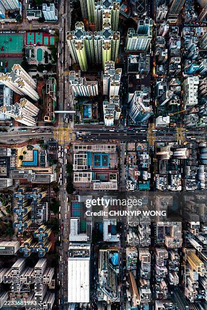 la ligne d’horizon de hong kong montrant des bâtiments colorés au crépuscule - ligne dhorizon au dessus de la terre photos et images de collection