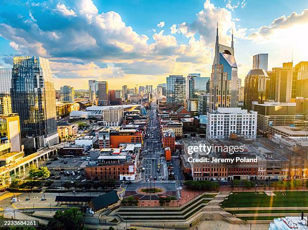 elevated view of broadway in downtown nashville, tennessee on a sunny summer afternoon from the north side of the cumberland river near nissan stadium - nashville stockfoto's en -beelden