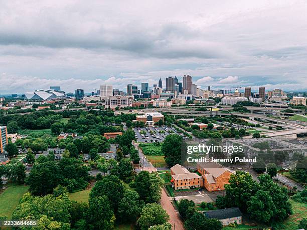 elevated view of atlanta, georgia, usa in summer - atlanta imagens e fotografias de stock