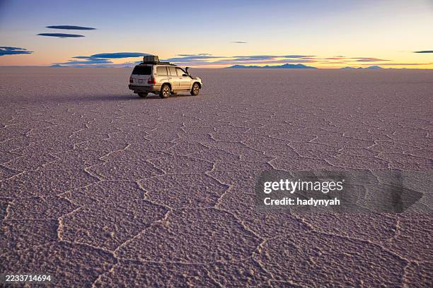 4x4 on salar de uyuni, altiplano bolivia - salt flat stock pictures, royalty-free photos & images