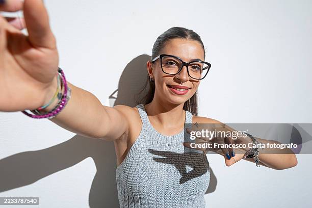 hispanic young woman take a selfie - geste de la main photos et images de collection