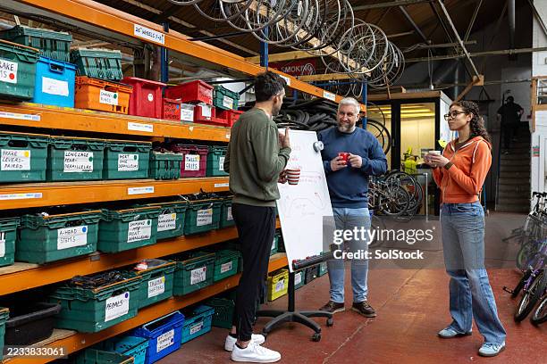 besprechung von arbeitsaufgaben - nachhaltiges wirtschaften stock-fotos und bilder