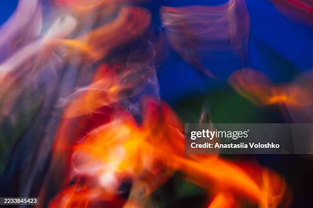 abstract motion blur of colorful fish swimming in water - monde marin photos et images de collection