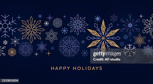 illustrazioni stock, clip art, cartoni animati e icone di tendenza di biglietto d'auguri invernale festivo con testo di buone feste e design a fiocco di neve su sfondo blu scuro - buone vacanze frase breve