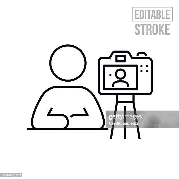 influencer, der inhalte mit einer kamera erstellt, um sich selbst aufzuzeichnen dünnes liniensymbol - bearbeitbarer strich - spiegelreflexkamera stock-grafiken, -clipart, -cartoons und -symbole