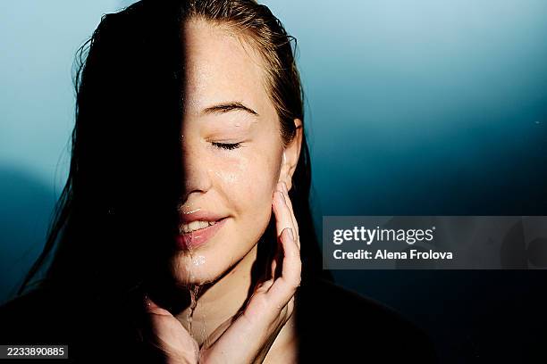 portrait of young beautiful woman - iluminación gobo fotografías e imágenes de stock