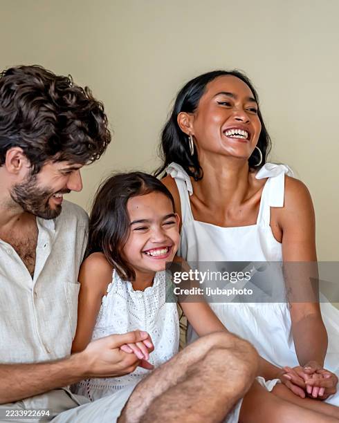 famille heureuse profitant d’un moment amusant ensemble dans des vêtements décontractés lumineux - merry and bright holiday photos et images de collection