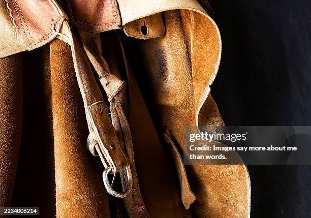extreme close-up of a leather saddle with metal ring for stirrup fitting. pantanal - brazil - estado mato grosso do sul fotografías e imágenes de stock