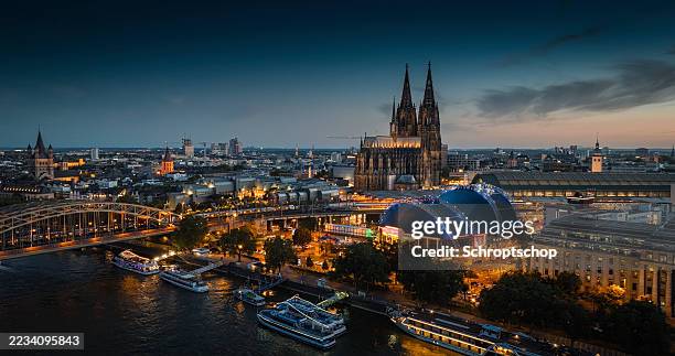 stadt köln in deutschland bei nacht - luftaufnahme - kölner dom stock-fotos und bilder