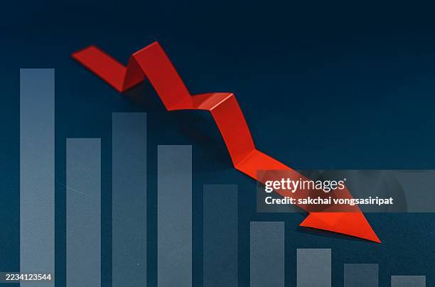 graph showing downtrend, business idea down, business finance concept, business decline - reducción fotografías e imágenes de stock
