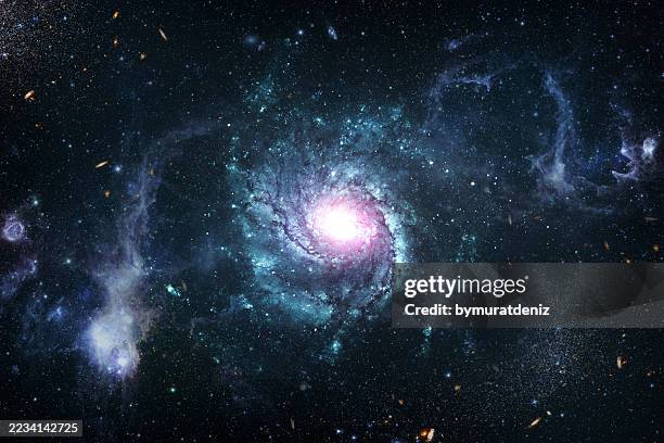 galassia a spirale luminosa nello spazio profondo con centro incandescente e stelle distanti nell'universo - astronomia foto e immagini stock