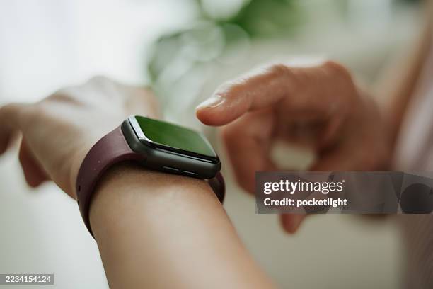 mit der smartwatch. - smartwatch stock-fotos und bilder