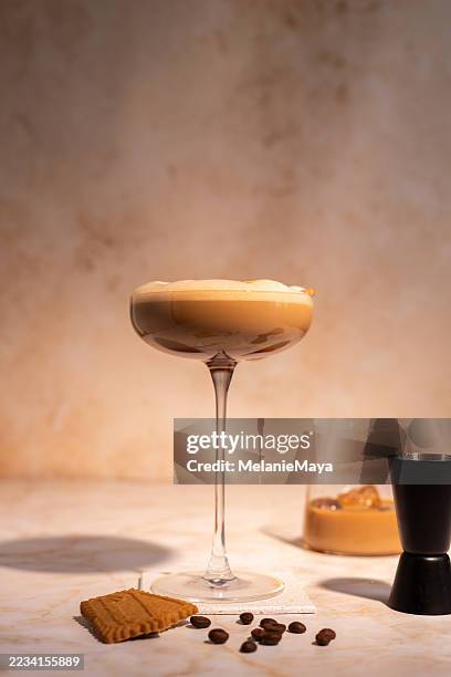 liqueur de crème irlandaise, espresso martini avec biscuits au caramel - martini dry photos et images de collection
