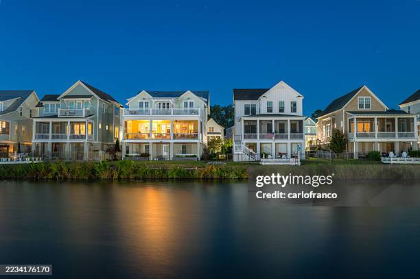 new north carolina water front neighborhood homes - sunset - night - north-carolina-amerikaanse-staat stockfoto's en -beelden