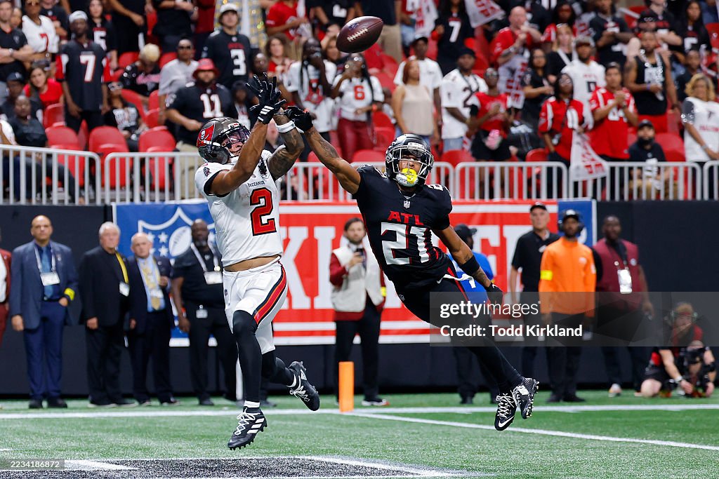 Tb Score Emeka Egbuka of the Tampa Bay Buccaneers scores a touchdown against ...
