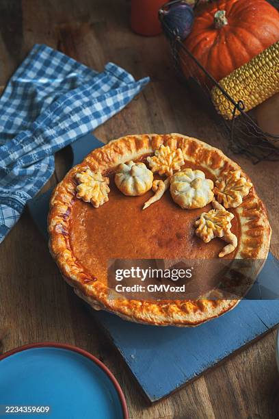 tarte à la citrouille fraîchement cuite au four pour les fêtes - tourte à la citrouille photos et images de collection
