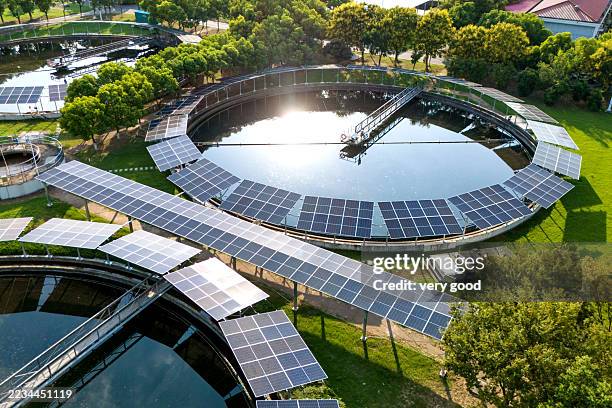 solarkraftwerk mit wasseraufbereitungsanlage - abwasser stock-fotos und bilder