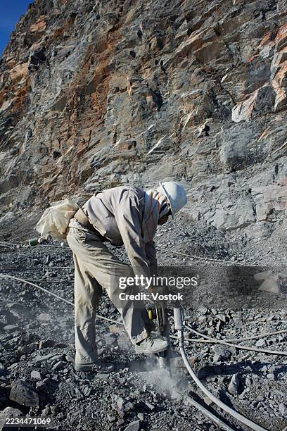 construction of a highway in the mountains - tâche fastidieuse photos et images de collection