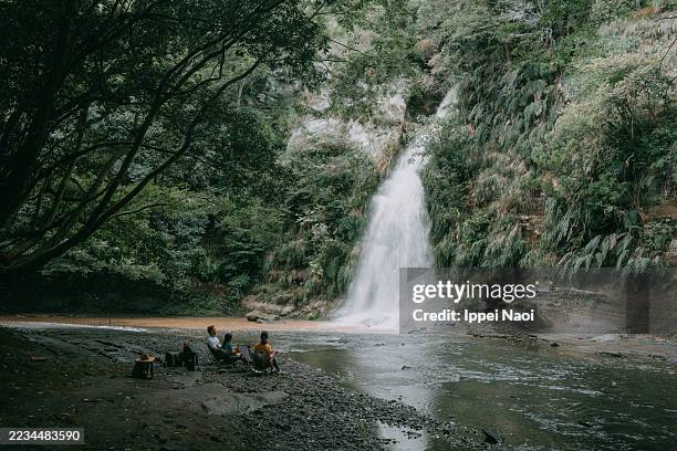 family having picnic by waterfall, chiba, japan - préfécture de chiba photos et images de collection