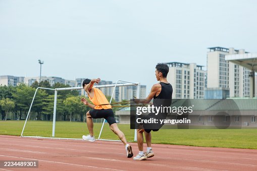 L’homme qui s’apprête à s’élancer sur la piste L’homme qui s’apprête à s’élancer sur la piste