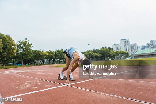 L’homme qui s’apprête à s’élancer sur la piste L’homme qui s’apprête à s’élancer sur la piste