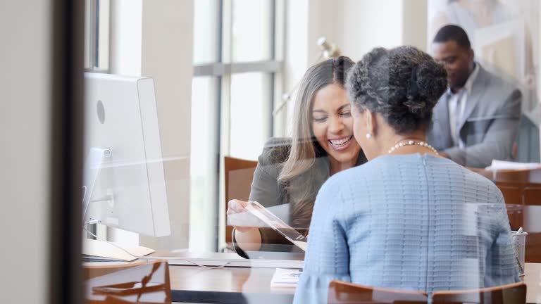 https://media.gettyimages.com/id/2234494443/video/bank-employee-discusses-bank-services-with-client.jpg?b=1&s=640x640&k=20&c=OEvn-x3cLDkzin_q0F6TgVvRIhpfEUGNwwMAqO3CLb8=