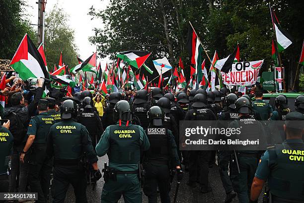 Pro-Palestinian demonstrators are suppressed by the police during the La Vuelta - 80th Tour of Spain 2025, Stage 16 a 167.9km stage from Poio to Mos....