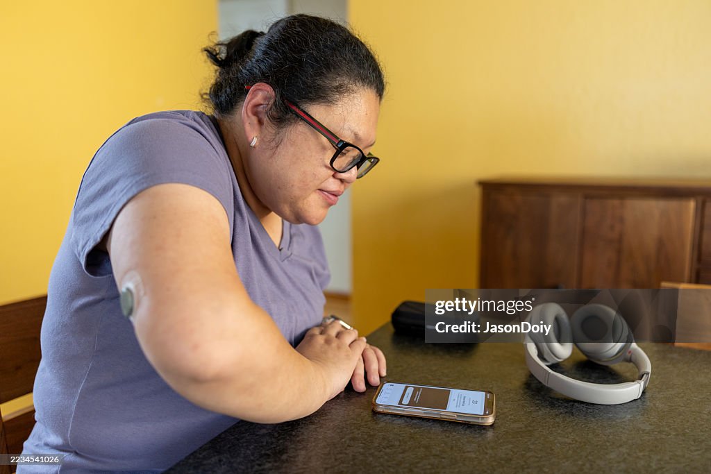 Donna che utilizza un monitor continuo del glucosio