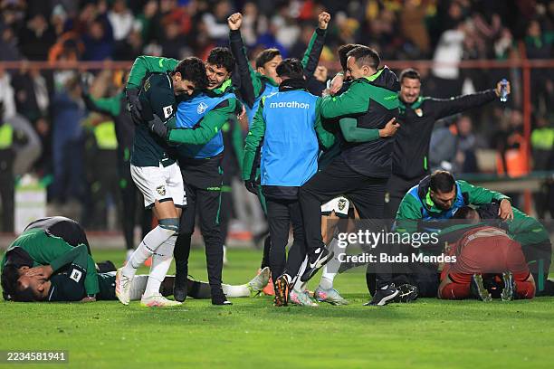 Efraín Morales of Bolivia and teammates celebrate after winning and qualifying for the FIFA Inter-confederation Play-offs following the South...