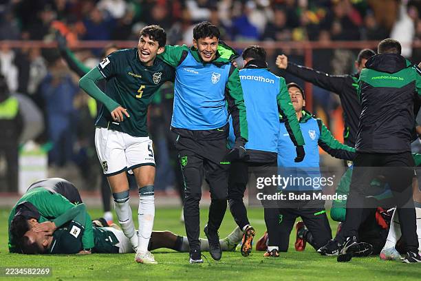 Efraín Morales of Bolivia and teammates celebrate after winning and qualifying for the FIFA Inter-confederation Play-offs following the South...