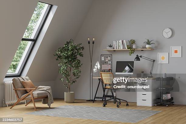 modernes, gemütliches homeoffice mit schreibtisch, computer, sessel und zimmerpflanzen unter dachfenstern - arbeitszimmer stock-fotos und bilder