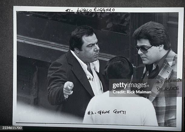 Photo de Angelo Ruggiero, Gene Gotti et Armond Dellacroce discutant dans la rue, le 18 juillet 1989 à New-York.