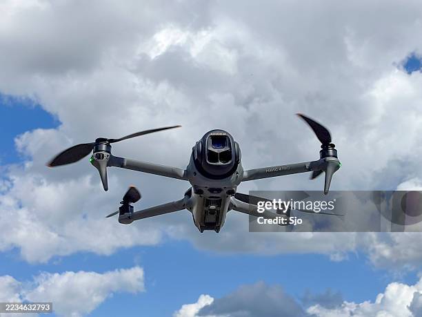 drone dji mavic 4 pro volant dans les airs - vue subjective de drone photos et images de collection