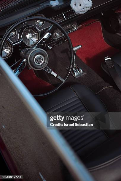 classic car interior showing steering wheel and dashboard - gear shift classic car photos et images de collection