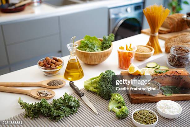 food ingredients recommeded for the dash diet. dieting plan emphasizing fruits, vegetables, whole grains and protein. flexible and balanced eating plan that helps create a heart-healthy eating style for life - peulvruchtenfamilie stockfoto's en -beelden