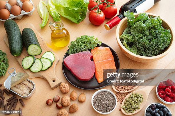 mind diätzutaten auf dem küchentisch. lebensmittel, die reich an antioxidantien sind, um das risiko von demenz und hirnversagen zu verringern. gehirngesunder ernährungsplan. kombination aus mediterraner und dash-diät. - mittelmeerküche stock-fotos und bilder