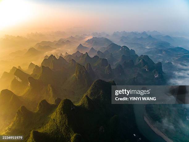 fotografía aérea de guilin karst.zona turística del río lijiang, yangshuo, guilin, guangxi, china, asia. - perspectiva desde un avión fotografías e imágenes de stock