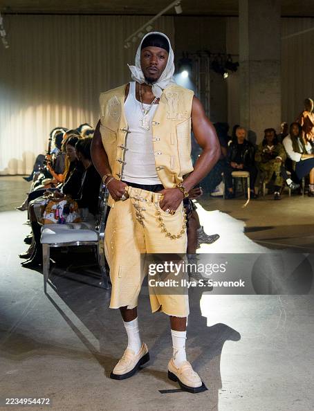 Joyye Rapper Rapper Joey Bada$$ walks the runway during L'Enchanteur SS26 20,000 ...