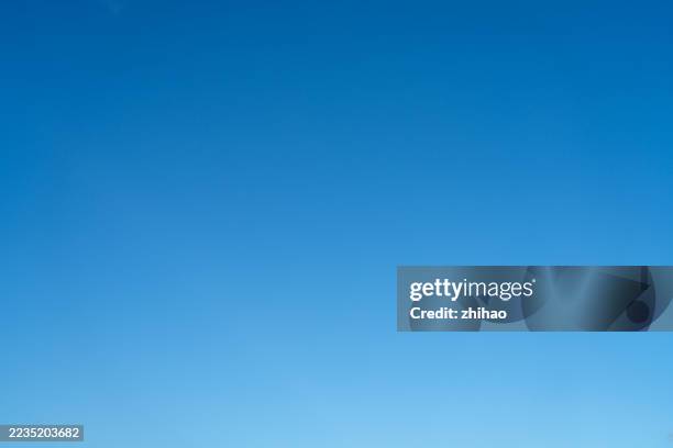 gradient blue sky background image - ciel bleu photos et images de collection
