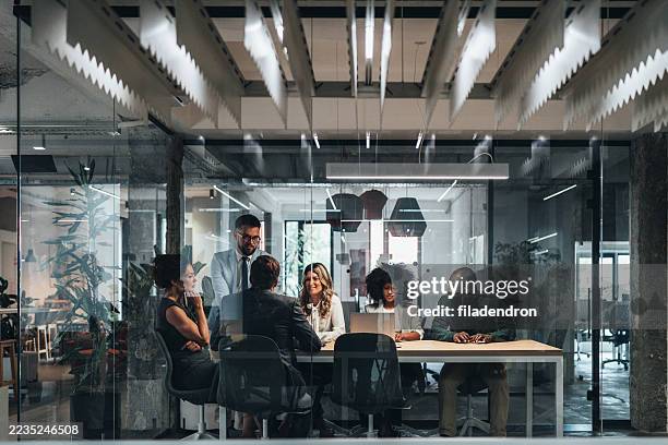 business meeting in modern corporate office - business meeting stockfoto's en -beelden